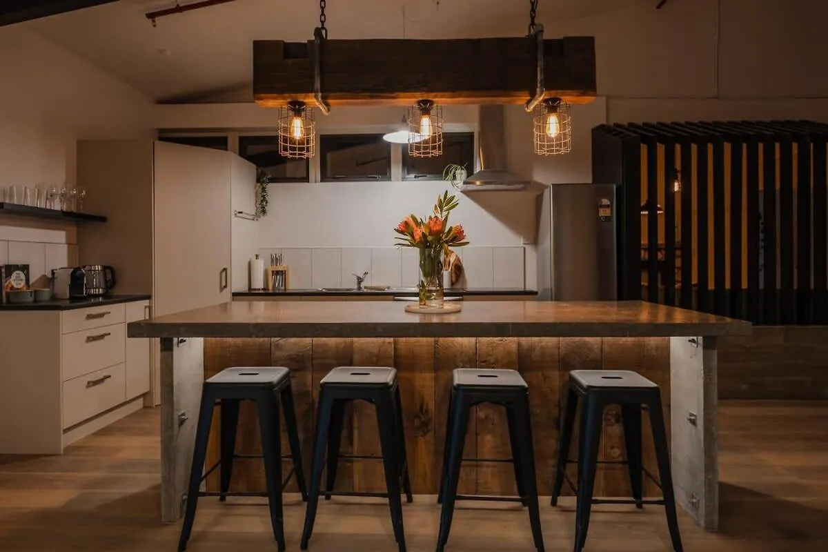 Central City Loft - Sleeps 10 Christchurch Apartment